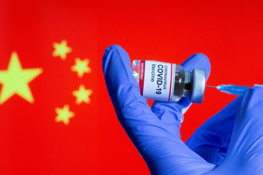  China's COVID vaccine fail: మనందరికీ తెలుసు... కరోనా వ్యాక్సిన్ ఏదైనా సరే... దాన్ని వేసుకున్న తర్వాత కూడా కరోనా సోకే అవకాశాలు 100 శాతం ఉంటాయి. ఐతే... వ్యాక్సిన్ వేసుకున్న వ్యక్తికి కరోనా సోకినా... ఆ వ్యక్తి నుంచి అది ఇతరులకు సోకకుండా వ్యాక్సిన్ పనిచెయ్యాలి. అలా చెయ్యకపోతే... ఆ వ్యాక్సిన్ ఫెయిల్ అయినట్లే. చైనా వ్యాక్సిన్ విషయంలో ఇదే జరుగుతోంది. (image credit - twitter - reuters)