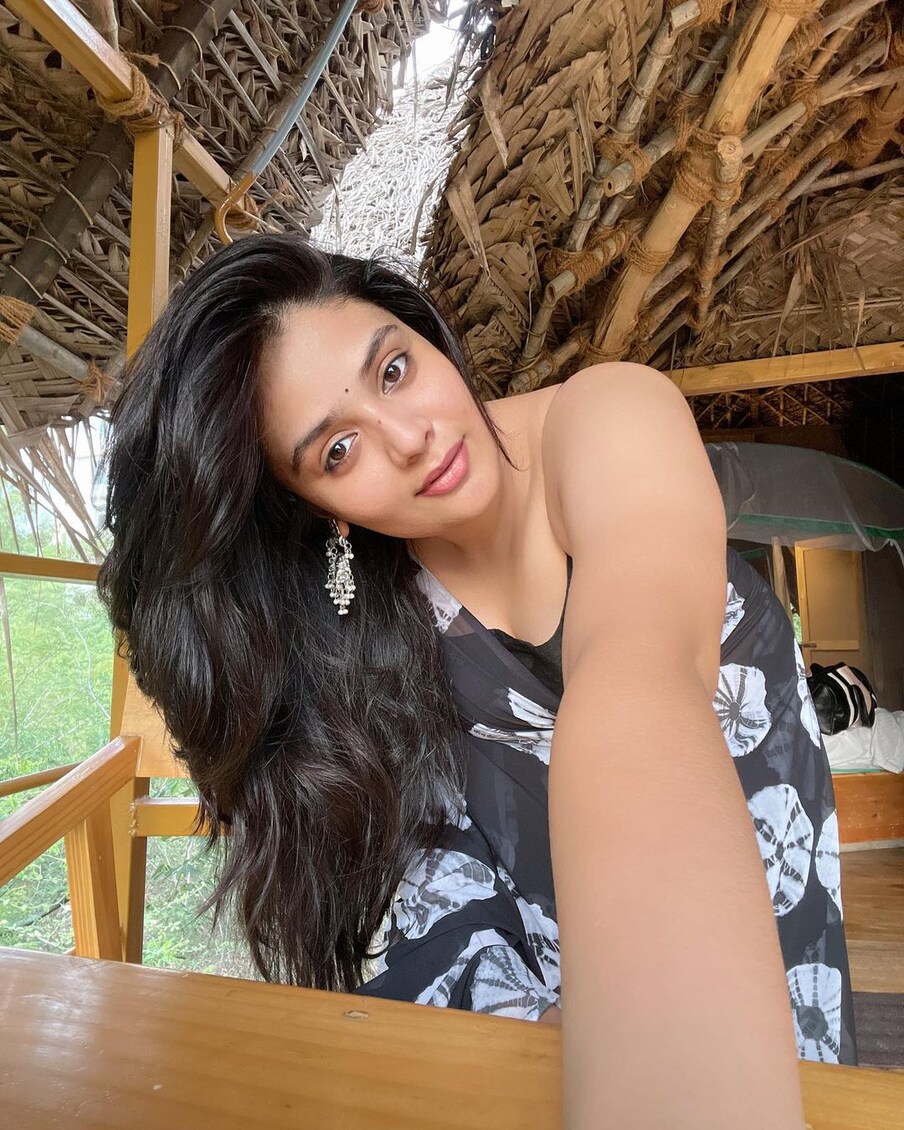  దితిప్రియ భట్టాచార్య, మాయ నెల్లూరి, క్రిష్ సిద్దిపల్లి, బాషా మొహిద్దిన్ షేక్ ప్రధాన పాత్రల్లో నటించారు. ‘టచ్’ అనే యాప్‌తో యువతీ యువకులను వలుపు వల విసిరే ఓ మాఫియా. ఎలా యూత్‌లో ఉన్న బలహీనతలను ఆసరాగా తీసుకొని వాళ్లను బ్లాక్ మెయిలింగ్ చేస్తూ ఉంటుంది. అసులు దీని వెనక ఎవరు ఉన్నారనే విషయాన్ని కనుగొనే పోలీస్ ఆఫీసర్ పాత్రలో శ్రీముఖి నటించింది. Photo : Instagram