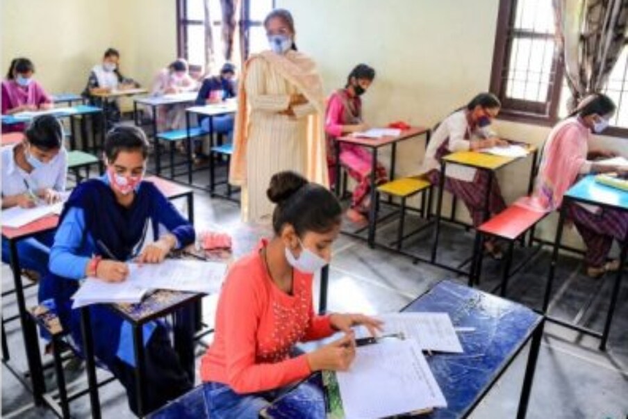  ఆగస్టులో విద్యార్థులకు సీబీఎస్ఈ పరీక్షలు నిర్వహిస్తామని కేంద్ర విద్యాశాఖ మంత్రి రమేశ్ పొక్రియాల్ తెలిపారు. (ప్రతీకాత్మక చిత్రం)