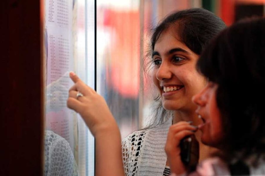  1. సెంట్రల్ బోర్డ్ ఆఫ్ సెకండరీ ఎడ్యుకేషన్-CBSE 10వ తరగతి ఫలితాలు విడుదల చేసేందుకు కసరత్తు దాదాపుగా పూర్తి చేసింది. ఫలితాల పట్టిక ప్రక్రియ పూర్తైనట్టు సీబీఎస్ఈ అధికారికంగా ప్రకటించింది. సీబీఎస్ఈ ప్రమాణాల ప్రకారం స్కూళ్లు విద్యార్థుల మార్కులను పంపాయని సీబీఎస్ఈ తెలిపింది. (ప్రతీకాత్మక చిత్రం)