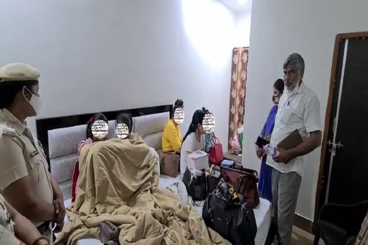 Sex racket: విదేశీ యువతులతో సెక్స్ రాకెట్... 24 మంది అరెస్టు