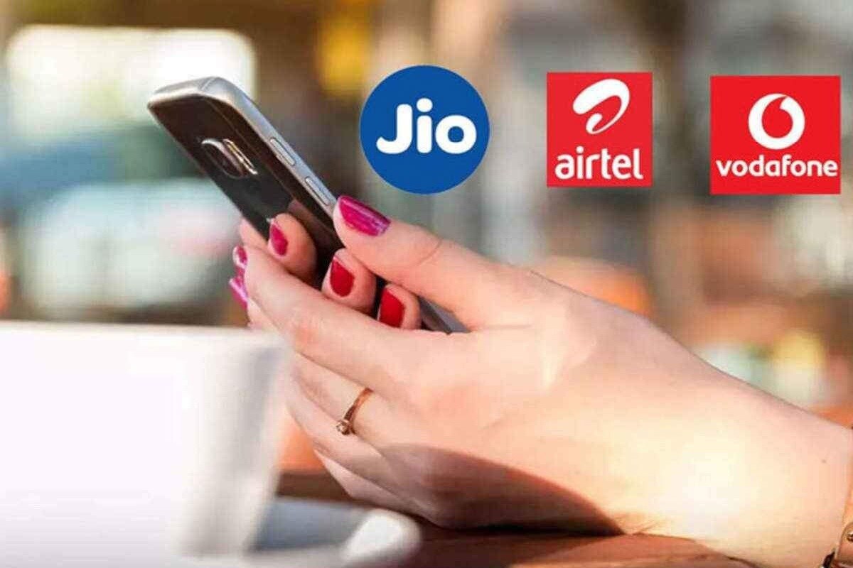  ఇంకా 365 రోజుల వ్యాలిడిటీతో రూ .2,399, రూ .2,599 ప్లాన్లను కూడా జియో తీసుకువచ్చింది.  ఈ రెండు ప్రణాళికలు ప్రతిరోజూ 2GB డేటాను అందిస్తాయి. అపరిమిత కాలింగ్, 100 ఎస్ఎంఎస్ మరియు జియోఆప్ యాక్సెస్‌ కూడా లభిస్తుంది.(ప్రతీకాత్మక చిత్రం)