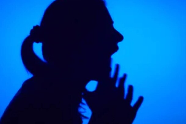 మరీ ఇంత దారుణమా..! మహిళా టిక్‌టాకర్‌ దుస్తులు చింపేసి గాల్లోకి విసిరేసిన అల్లరిమూక..