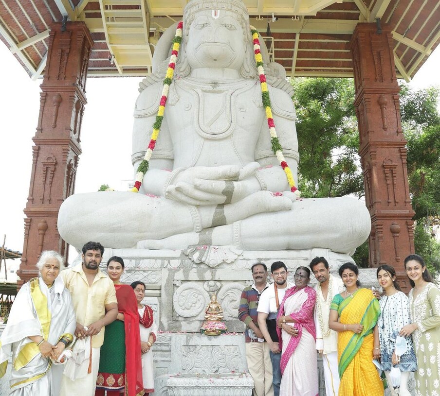  కుటుంబ సభ్యులతో కలిసి చెన్నై సమీపంలో కొత్తగా కట్టిన ఆంజనేయ స్వామికి కుంభాషేకం నిర్వహించిన అర్జున్ కుటుంబ సభ్యులు (Instagram/Photo)