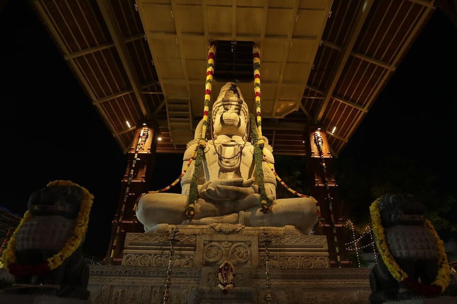  కుటుంబ సభ్యులతో కలిసి చెన్నై సమీపంలో కొత్తగా కట్టిన ఆంజనేయ స్వామి ఆలయానికి కుంభాషేకం నిర్వహించించిన యాక్షన్ కింగ్ అర్జున్. (Instagram/Photo)