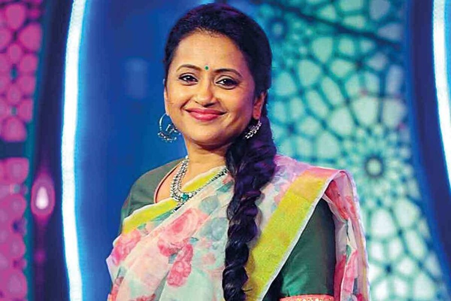  తెలుగు రాష్ట్రాల్లో తన మాటలతో బుల్లితెరని ఏలుతుంది యాంకర్ సుమ. ఆమె గురించి టాలీవుడ్ లో తెలివారు ఉండరేమో.. ముఖ్యంగా బుల్లితెరపై ఈమె మహారాణి.. ఒక్కముక్కలో చెప్పాలంటే మకుటం లేని మహారాణిగా స్మాల్ స్క్రీన్‌పై చక్రం తిప్పేస్తుంది సుమ. ఇంకో వైపు సినిమా ఈవెంట్స్ ని కూడా అదరగొడుతోంది. కెరీర్ మొదట్లో సినిమాల్లో నటించినా కూడా ఆ తర్వాత అది తనకు సూట్ అవ్వదు అని.. దారి మార్చుకుని బుల్లితెరపై తనకంటూ ప్రత్యేక గుర్తింపు సంపాదించుకుంది యాంకర్ సుమ.