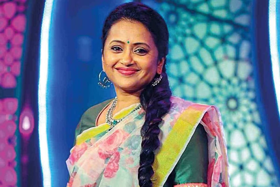  ఇంకా చెప్పాలంటే చాలా మంది హీరోయిన్‌ల కంటే సుమ సంపాదన ఎక్కువగా ఉంటుందంటే అతిశయోక్తి కాదేమో..? 15 ఏళ్లుగా తెలుగు తెరపై తన యాంకరింగ్‌తో ప్రేక్షకులను మైమరిపిస్తుంది.. తనదైన మాటలతో ఆకట్టుకుంటుంది యాంకర్ సుమ. ఎంత పెద్ద హీరో అయినా.. సుమ పంచ్ డైలాగుల ముందు సైలెంట్ అయిపోవాల్సిందే.,[object Object]
