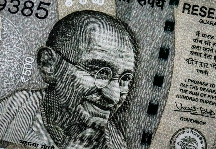  2. మూడు ఇన్‌స్టాల్‌మెంట్ల డియర్‌నెస్ అలవెన్స్, డియర్‌నెస్ రిలీఫ్ 2021 జూలై 1 నుంచి అమలు చేసేందుకు కేంద్ర కేబినెట్ ఆమోదముద్ర తెలిపిందని, బేసిక్ వేతనంపై, పెన్షన్‌పై ప్రస్తుతం ఉన్న 17 శాతం డీఏ, డీఆర్‌కు అదనంగా 11 శాతం లభిస్తుందని, 2020 జనవరి 1 నుంచి 2021 జూన్ 30 వరకు ఉన్న బకాయిలు చెల్లించరని భారత ప్రభుత్వానికి చెందిన ప్రిన్సిపల్ స్పోక్స్‌పర్సన్ జైదీప్ భట్నాగర్ తెలిపారు. (ప్రతీకాత్మక చిత్రం)
