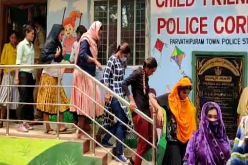 రోడ్డుపై వాహనదారులకు చుక్కలు చూసిస్తున్న యువతులు
