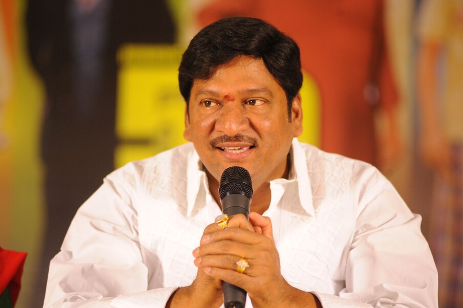 ఇండస్ట్రీకి వచ్చిన తర్వాత తొలి అవకాశం కోసం చాలా మంది కష్టపడుతుంటారు. కానీ రాజేంద్రుడికి మాత్రం అలాంటి సినిమా కష్టాలేం రాలేదు. సినిమాల్లోకి ఎంట్రీ ఈజీగానే దొరికేసింది. ఫిల్మ్ ఇన్స్ట్యూట్ నుంచి బయటికి వచ్చిన వెంటనే బాపు లాంటి లెజెండరీ దర్శకుడితో పని చేసే అవకాశం అందుకున్నాడు రాజేంద్ర ప్రసాద్. ఈయన తొలి చిత్రం స్నేహం. బాపు తెరకెక్కించిన ఈ సినిమా 1977 సెప్టెంబరు 5న విడుదలైంది. ఆ తర్వాత వంశీ దర్శకత్వంలో వచ్చిన మంచు పల్లకి సినిమాలో నటించాడు. ఇందులో చిరంజీవి హీరోగా నటించాడు. అలాగే దర్శకుడు వంశీకి తొలి సినిమా ఇది.