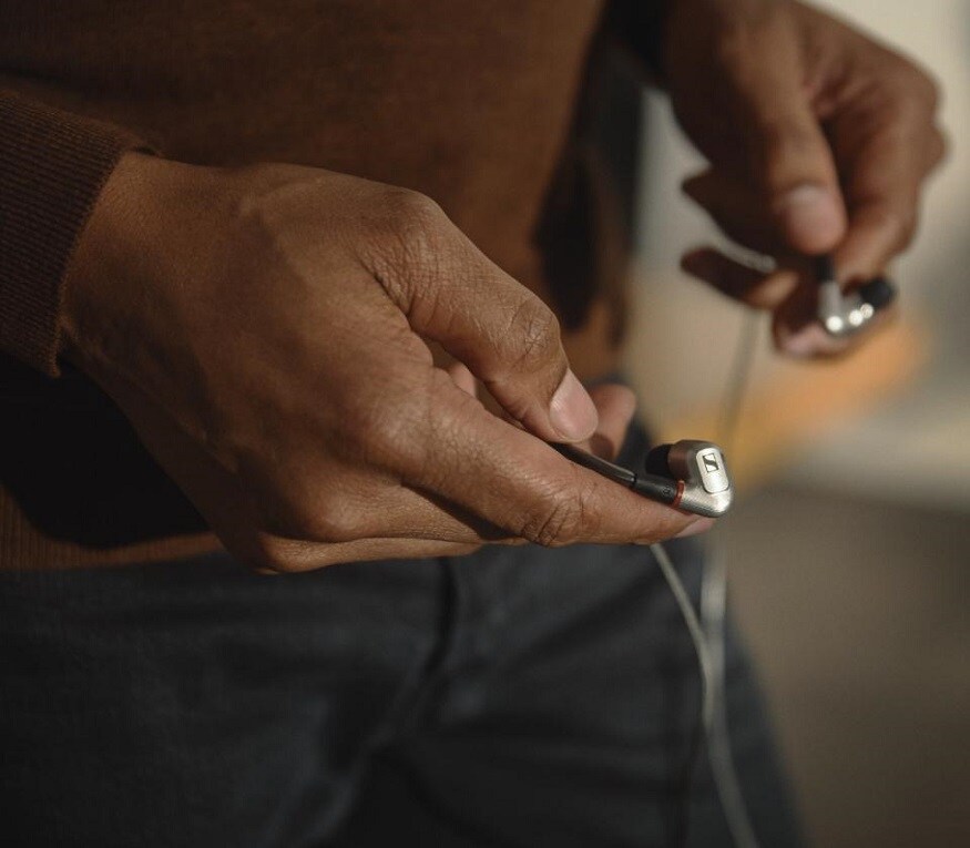  3. సెన్‌హైసర్ ఐఈ 900 ఇయర్‌ఫోన్స్ ప్రీబుకింగ్ మొదలైంది. సెన్‌హైసర్ వెబ్‌షాప్‌లో ఆర్డర్ చేయొచ్చు. ఇందులో X3R సిస్టమ్ ఉంది. సాధారణంగా ఇలాంటి సౌండ్ సిస్టమ్ భారీసైజ్ హెడ్‌ఫోన్లలో ఉంటుంది. (image: Sennheiser India)