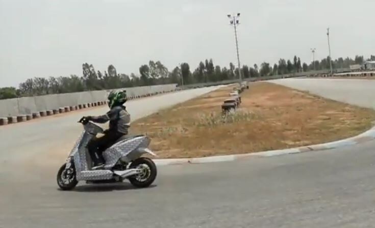  చాలా ఎలక్ట్రిక్ స్కూటర్లు మైలేజ్ ఎక్కువ ఇవ్వకపోవడం సమస్యగా మారింది. ఈ స్కూటర్ లాంగ్ జర్నీలు చెయ్యడానికి కూడా అనుకూలంగా ఉంటుందంటున్నారు ఆటోమొబైల్ ఇండస్ట్రీ నిపుణులు. (image credit - http://www.simpleenergy.in)