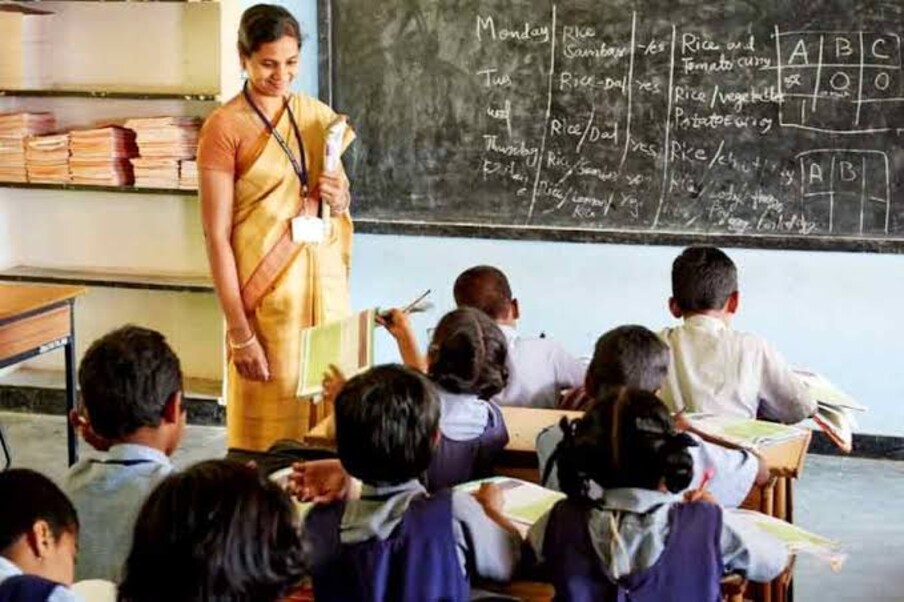  నర్సరీ నుంచి టెన్త్ క్లాస్ వరకు ఫీజుల వివరాలు ప్రకటించింది. గ్రామ పంచాయతీల పరిధిలోని స్కూళ్లలో ప్రైమరీ విద్యకు రూ.10వేలు, హైస్కూల్ విద్యకు రూ.12వేలుగా నిర్ణయించింది. (ప్రతీకాత్మక చిత్రం)