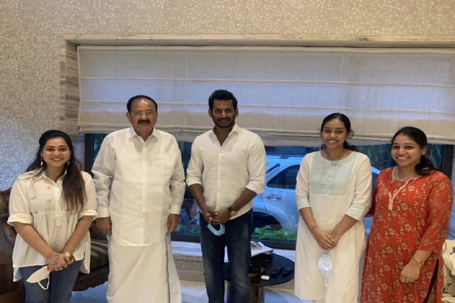  ఈ సందర్భంగా విశాల్ చేస్తోన్న పనులను ఉప రాష్ట్రపతి వెంకయ్య నాయుడు మెచ్చుకున్నారని విశాల్ వెల్లడించారు. (Twitter/Photo)