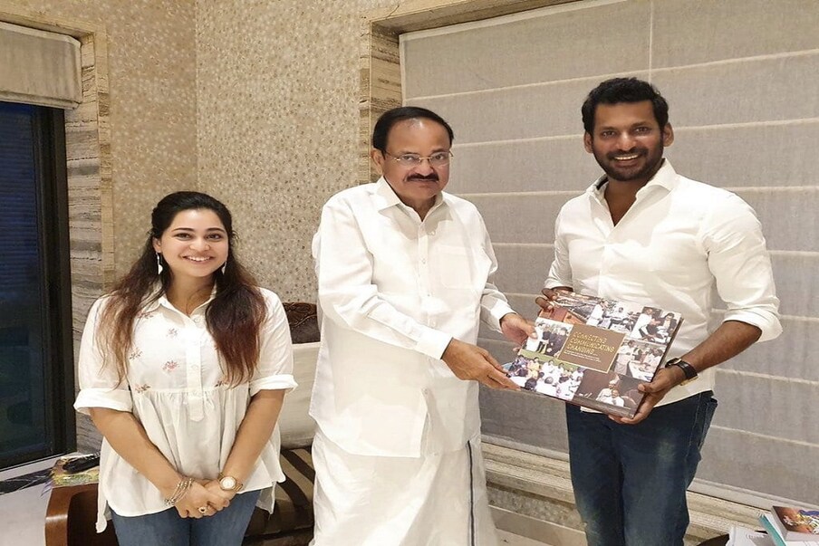  ఈ సందర్భంగా విశాల్ మాట్లాడుతూ.. ఎంతో బిజీగా ఉండే భారత ఉప రాష్ట్రపతి తాను కోరగానే ఆయన విలువైన సమయాన్ని నా కోసం కేటాయించడం .. తాను చెప్పిన విషయాలను ఆయన వినడం ఎంతో ఆనందంగా ఉందన్నారు. (Twitter/Photo)