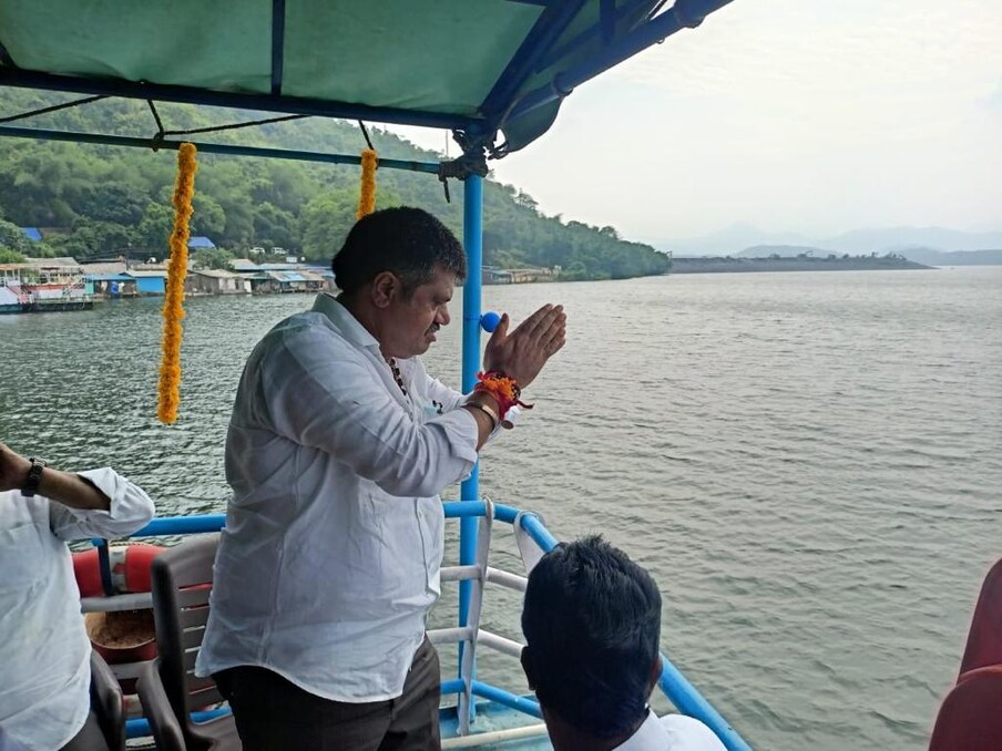  జీపీఎస్, లైఫ్ జాకెట్స్, ఫస్ట్ ఎయిడ్ కిట్స్‌తో పాటు అన్ని రకాల భద్రతా చర్యలతో.. వాటర్‌లో బోట్ టూర్ రెడీ అయిపోయింది.
