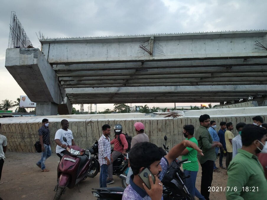  విశాఖపట్నం జిల్లాలోని అనకాపల్లి వై జంక్షన్‌ దగ్గర జాతీయ రహదారిపై ఈ ఘోర ప్రమాదం జరిగింది. నిర్మాణంలో ఉన్న వంతెన సైడ్‌ పిల్లర్‌ కూలి రహదారిపై వెళ్తున్న వాహనాలపై పడింది. ఈ ప్రమాదంలో రెండు వాహనాలు ధ్వంసమయ్యాయి. ఓ కారులో ప్రయాణిస్తున్న ఇద్దరు అక్కడికక్కడే మృతి చెందారు.