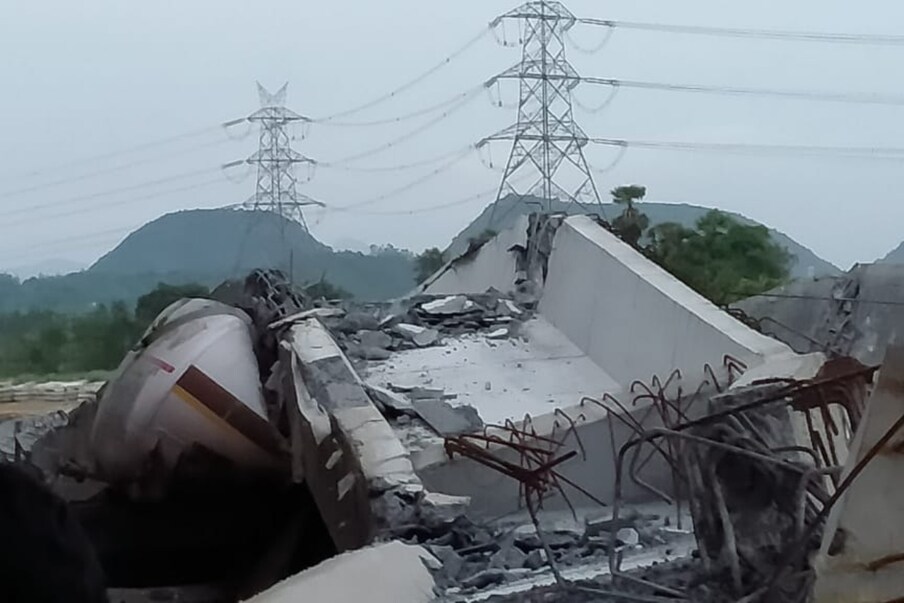  కాంట్రాక్టర్ల అత్యాశకు మరో ప్రమాదం సాక్షిగా నిలిచింది. నిర్మాణంలో ఉన్న ఫ్లై ఓవర్ పిల్లర్ కూలడంతో ఏ పాపం తెలియని ఇద్దరు దంపతులు మృతి చెందారు. నిర్మాణ పనులను రెండేళ్లుగా నత్త నడకన జరిపించడమే కాకుంబా.. నాణ్యత విషయంలో రాజీ పడడంతో ప్రమాదం జరిగింది. రెండు నిండు ప్రాణాలను బలి తీసుకుంది.