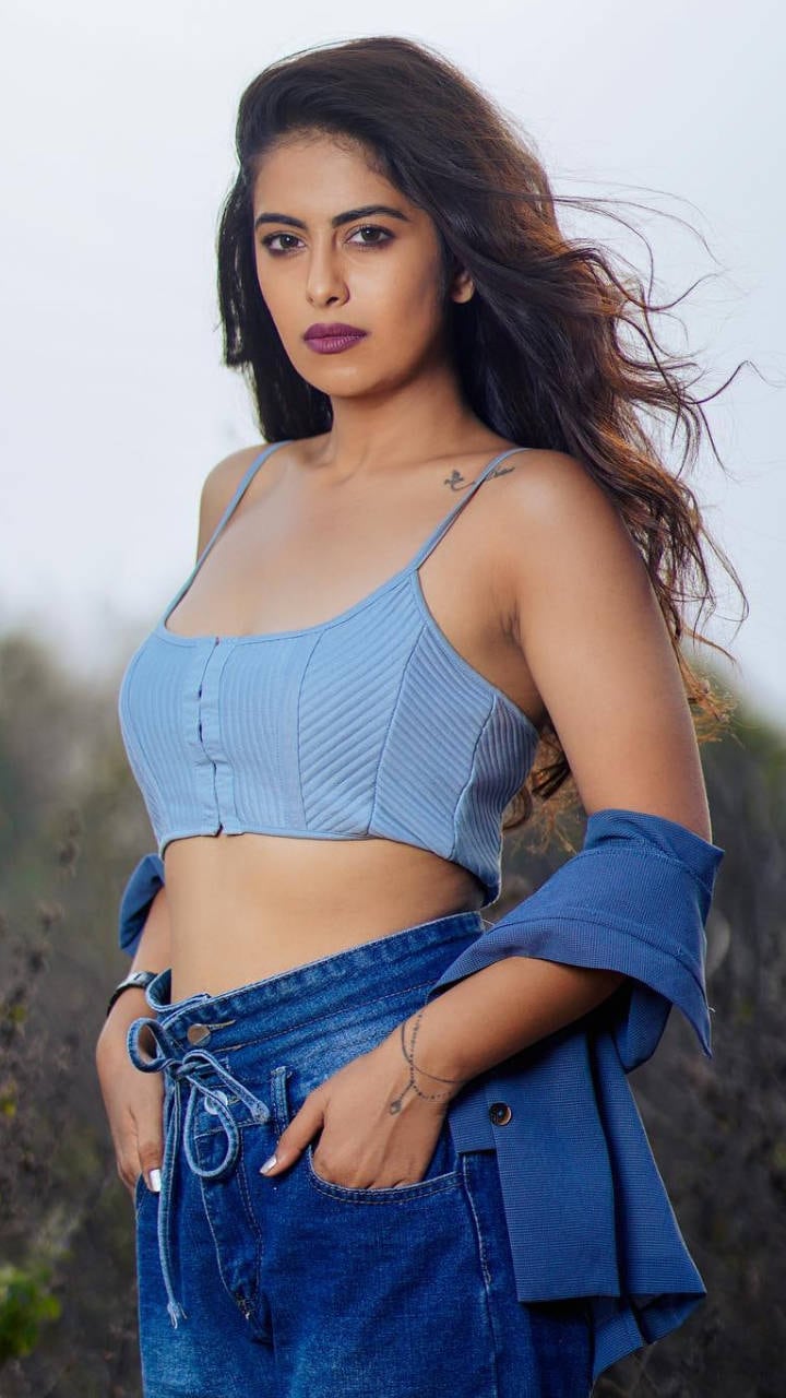 hot and stylish image of avika gor