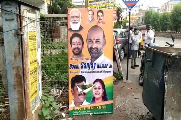 karimnagar : బండి సంజయ్ బర్త్‌డే  వివాదం.. ఫ్లెక్సిలను తొలగించిన అధికారులు...!