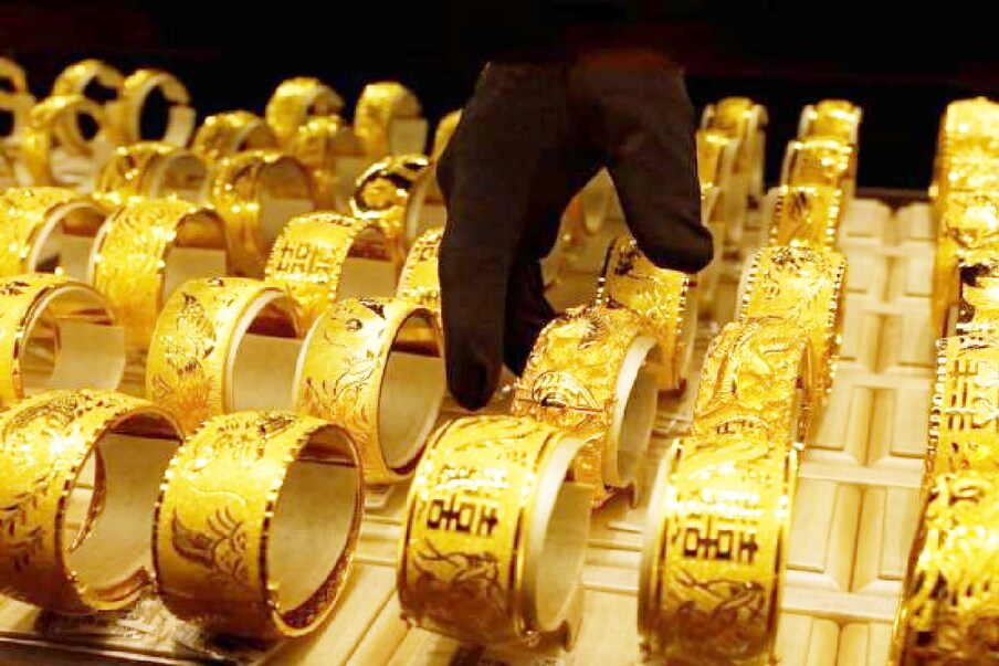 Gold Rate today: సామాన్య ప్రజలు ఏం ఊహించారో అదే జరిగింది. బిట్‌కాయిన్ విలువ అడ్డంగా పడిపోయింది. గత నెలలో ఈ క్రిప్టోకరెన్సీ విలువ 40 శాతం తగ్గింది. ఫలితంగా ఇప్పుడీ కాయిన్ విలువ రూపాయితో పోల్చితే... రూ.23,72,421 ఉంది. ఇదే కాయిన్ ఏప్రిల్‌లో రూ.45 లక్షలకు కూడా వెళ్లింది. దీని విలువ పడిపోవడంతో... ఈ పెట్టుబడులను బంగారం, స్టాక్ మార్కెట్ వైపు మళ్లిస్తున్నారు. అందువల్ల స్టాక్ మార్కెట్లు జోరందుకుంటున్నాయి. బంగారం ధరలు కూడా పెరిగే అవకాశాలు ఉన్నాయి. బంగారం నగల కొనుగోళ్లు కూడా పెరిగాయి కాబట్టి... డిమాండ్ సప్లై సూత్రం ప్రకారం కూడా ధరలు పెరగొచ్చు అంటున్నారు. (ప్రతీకాత్మక చిత్రం)