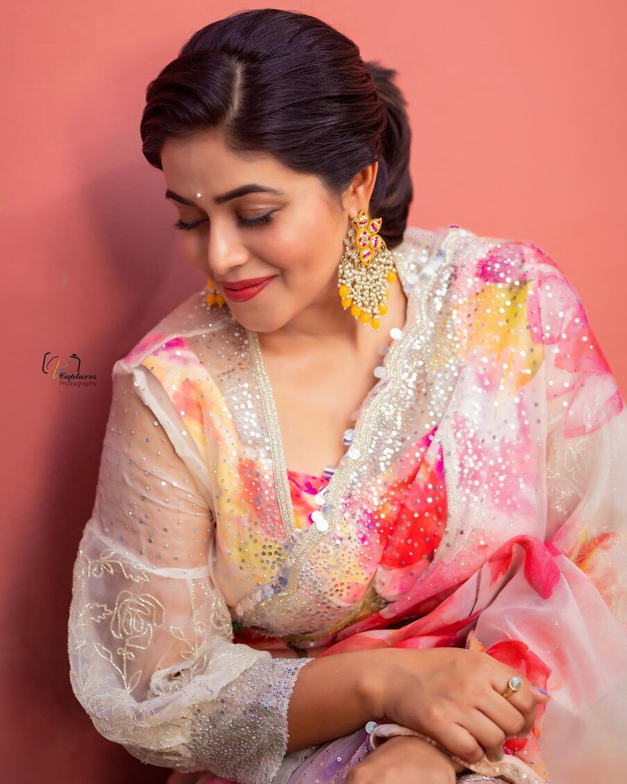  Poorna : పూల చీరలో ముద్దమందారంలా మెరిసిపోతున్న పూర్ణ.. Photo : Instagram