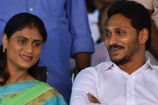 మరోవైపు ఎయిర్ పోర్టులో సీఎం జగన్ ఉన్నారని తెలియడంతో చెల్లి షర్మిల మధ్యలో కాసేపు ఆగారని.. జగన్ వెళ్లిన తరువాతే ఆమె అక్కడకు చేరుకున్నారనే ప్రచారం ఉంది. ఆ తరువాత షర్మిల్ పార్టీ పెట్టిన ముందు రోజే సీఎం జగన్ పరోక్షంగా షర్మిలపై వ్యాఖ్యలు చేశారు. తెలంగాణ రాష్ట్ర రాజకీయాల్లో వేలు పెట్టడం తనకు ఇష్టం లేదంటూ కామెంట్ చేశారు. అయితే మరుచటి రోజు.. పార్టీ ప్రకటన సందర్భంగా నేరుగా జగన్ పైనే పరోక్ష పంచ్ లు వేశారు షర్మిల.