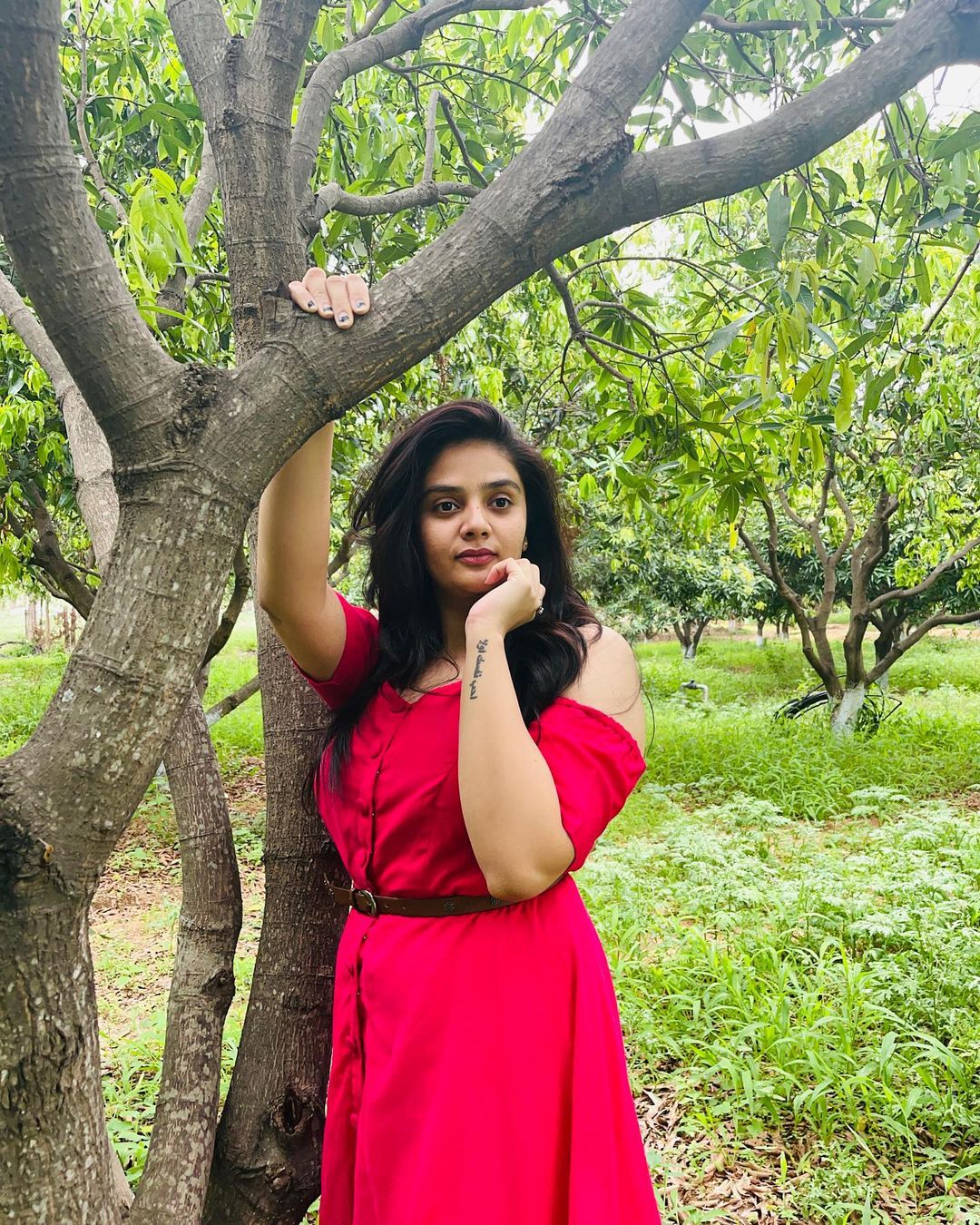  Anchor Sreemukhi : ప్రకృతి ఒడిలో పడుచు బంగారం.. పరవశంలో అందాల యాంకర్ శ్రీముఖి.. Photo : Instagram