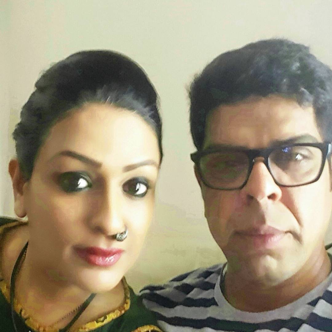  మరో విశేషమేంటంటే.. ఈ 49 ఏళ్ల విలక్షణ నటుడు గుంటూరులో పుట్టడం విశేషం. ఆయన తండ్రి మరాఠీ కావడం, తల్లి గుంటూరు జిల్లాకు చెందిన తెలుగమ్మాయి కావడంతో మురళీ శర్మ ముంబైలో పెరిగారు. అక్కడ స్థిరపడ్డారు.