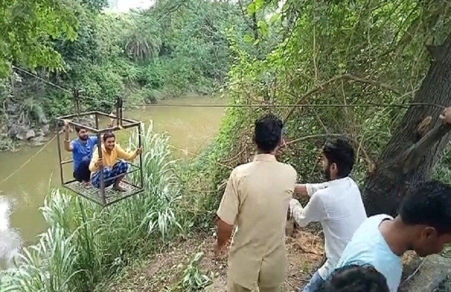  అది మధ్యప్రదేశ్... దేవాస్‌లోని... గునేరా గునేరీ నది. మరీ పెద్దగా ఉండదు కాలువలాగా ప్రవహించే నది. వర్షాకాలం వస్తే చాలు ఆ నదిలో నీరు పెరుగుతాయి. ఇక అందులో దిగితే కొట్టుకుపోయే ప్రమాదం ఉంటుంది. నదికి ఇటువైపు ఊళ్లు, అటువైపు పొలాలు ఉన్నాయి. రోజూ నది దాటకపోతే... పనులు జరగవు. కాబట్టి... ఆ రైతులకు అది నిత్యం వేధించే సమస్యగా మారింది. కొన్ని డజన్ల కొద్దీ గ్రామాల్లో వారికి ఈ సమస్య ఉంది. తమకు ఈ గతి ఎందుకు పట్టింది దేవుడా అని ఇదివరకు వారు ఆవేదన చెందేవారు.