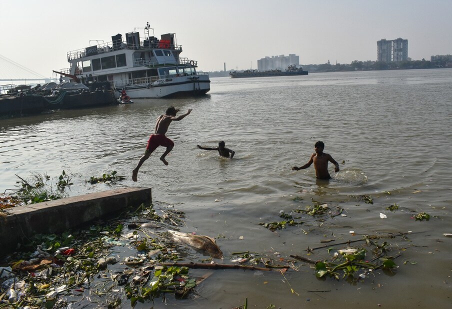  Ganga: మత విశ్వాసం ప్రకారం, గంగానది పవిత్ర నదిగా పరిగణించబడుతుంది. కాబట్టి లక్షలాది మంది ప్రజలు ఈ పవిత్రమైన నీటిలో స్నానం చేసి ప్రార్థన చేస్తారు. అయితే.. ప్రపంచంలో అత్యంత కలుషితమైన నదులలో గంగా కూడా ఒకటి కావడం ఆందోళన కలిగించే అంశం.(ప్రతీకాత్మక చిత్రం)