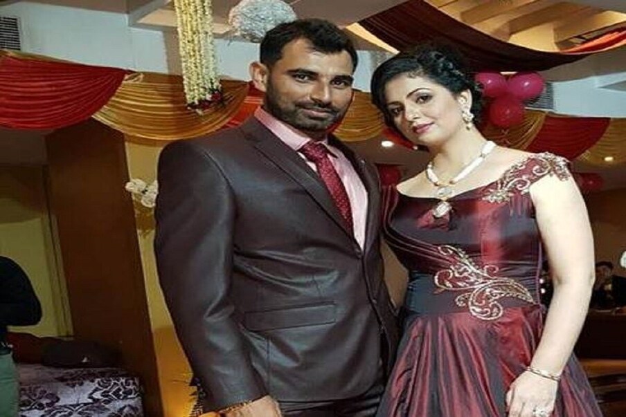  టీమిండియా పేసర్‌ మహ్మద్‌ షమీ(Mohammed Shami) ఇంగ్లండ్ గడ్డపై అద్భుతంగా రాణిస్తున్నాడు. లేటెస్ట్ గా ఇంగ్లాండ్ పర్యటనలో బ్యాటింగ్, బౌలింగ్ తో అదరగొట్టి టీమిండియాకు చిరస్మనీయమైన విజయాన్ని అందించాడు. క్రికెట్ కెరీర్ లో ఇలా తిరుగులేని క్రేజ్ తో దూసుకెళ్తున్న మహ్మద్‌ షమీకి పర్సనల్ లైఫ్ మాత్రం దారుణ ఫెయిల్యూర్ అని చెప్పాలి. వ్యక్తిగత జీవితంలో మాత్రం భార్య హసీనా జహాన్ (Hasin Jahan) కారణంగా వివాదాలను ఎదుర్కోవాల్సి వచ్చింది. (Photo Credit : Instagram)