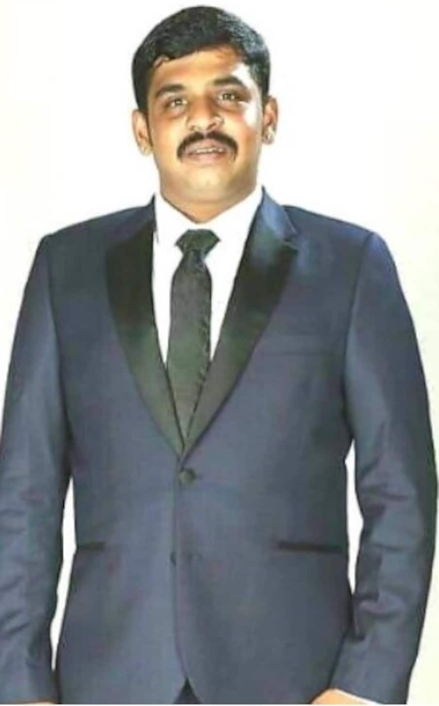  గత శుక్రవారం.. తనకు లక్ష రూపాయలు కావాలని.. పుట్టింటికి వెళ్లి తీసుకురావాలని భార్యను మిథున్‌రెడ్డి అడిగాడు. తమ వాళ్లు కష్టపడి లక్షల కట్నమిచ్చి మరీ తన పెళ్లి చేశారని.. పదేపదే వాళ్ల దగ్గర మాత్రం ఎక్కడ ఉంటాయని శ్రుతి భర్తను ప్రశ్నించింది. అదంతా తనకు తెలియదని.. తనకు లక్ష రూపాయలు కావాల్సిందేనని మిథున్‌రెడ్డి పట్టుబట్టాడు. ఇదే విషయాన్ని పుట్టింటికి ఫోన్‌లో చెప్పి శ్రుతి బాధపడింది.