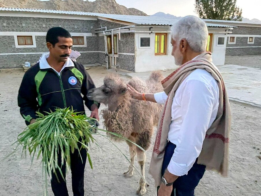  మరికొందరరైతే ఓ అడుగు ముందుకు వేసి.. ఇది వ్యక్తిగత టూర్ కాదని.. ఇద్దరూ కలిసి ఏదో పెద్ద బిజినెస్ ప్లాన్ మీదే సిమ్లా వెళ్లారంటూ కామెంట్లు చేస్తున్నారు..