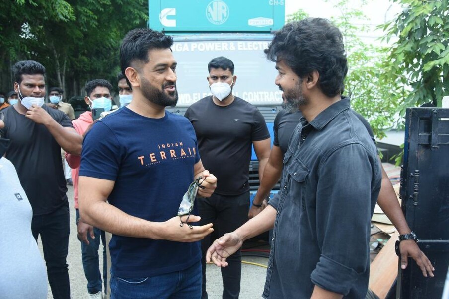  టీమిండియా మాజీ కెప్టెన్, చెన్నై సూపర్ కింగ్స్ సారధి మహేంద్ర సింగ్ ధోనీ.. తమిళ స్టార్ హీరో దళపతి విజయ్ ఒకేచోట కలిశారు. అందుకు చెన్నైలోని గోకుల్ స్టూడియో వేదికైంది.