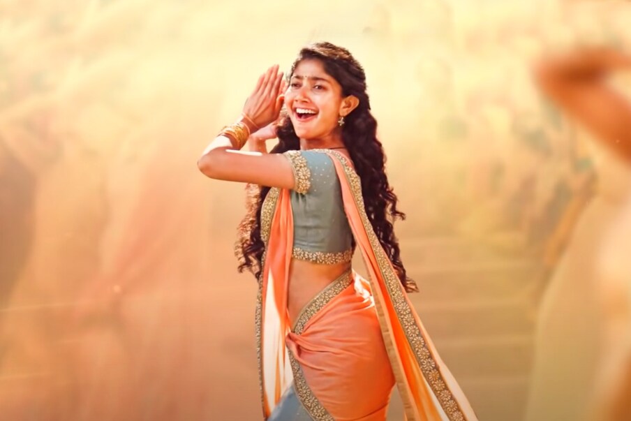  ఇప్పుడు ఈమె నుంచి వచ్చిన మరో అద్భుతం సారంగ దరియా. 5 నెలల కింద యూ ట్యూబ్‌లో విడుదలైన ఈ పాట ఇఫ్పుడు 300 మిలియన్స్ క్రాస్ చేసింది. మన తెలుగు పాటలకు.. అందులోనూ హీరోయిన్స్ మాత్రమే ఉన్న పాటలకు 100 మిలియన్ దాటడానికే చాలా సమయం పడుతుంది. కానీ సాయి పల్లవి మాత్రం నీళ్ళు తాగినంత ఈజీగా యూ ట్యూబ్ రికార్డులను మార్చేస్తుంది.,[object Object]