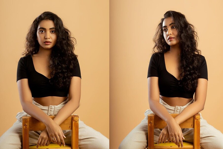  Shivathmika Rajashekar: జీవిత రాజశేఖర్ ముద్దుల కూతురు శివాత్మిక రాజశేఖర్ గురించి ప్రత్యేకంగా చెప్పాల్సిన పనిలేదు.. విజయ్ దేవరకొండ తమ్ముడు ఆనంద్ దేవరకొండతో కలిసి దొరసాని సినిమాతో తెలుగు ప్రేక్షకులకు పరిచయమైంది ఈ ముద్దుగుమ్మ. దొరసాని సినిమా అనుకున్న స్థాయిలో ఆకట్టుకోలేదు కానీ నటిగా మాత్రం మంచి గుర్తింపు తెచ్చుకుంది ఈ ముద్దుగుమ్మ. ప్రస్తుతం శివాత్మిక సినిమాలు ఏవి లేకపోయినా.. ఫోటో షూట్ లతో ఇంస్టాగ్రామ్ లో రెచ్చిపోతుంది ముద్దుగుమ్మ. ఇక తాజాగా నల్ల టాప్ ధరించి ఉన్న ఓ ఫోటో షేర్ చెయ్యగా అది వైరల్ గా మారింది. ఆ ఫోటోలు చూస్తే వావ్ అనకుండా ఉండలేరు.. అంత బాగున్నాయ్.