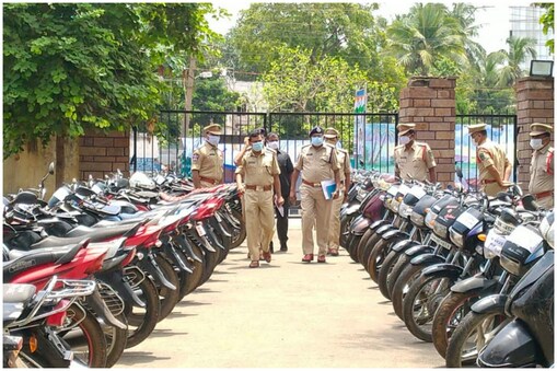 పోలీసులు స్వాధీనం చేసుకున్న బైకులు