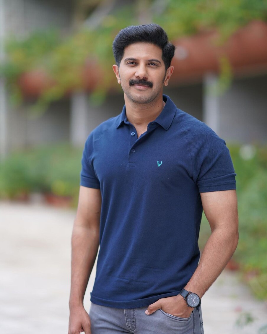  Dulqer Salmaan |  ప్రస్తుతం దేశ వ్యాప్తంగా కరోనా.. ఓమైక్రాన్ రూపంలో విజృంభిస్తోంది. కరోనా థర్డ్ వేవ్‌లో సామాన్యులతో పాటు సెలబ్రిటీలు కోవిడ్ బారిన పడుతున్నారు. ఈ కోవలో పలువురు నటీనటులు కరోనా బారిన పడ్డారు. ఇప్పటికే మలయాళ మెగాస్టార్ మమ్ముట్టి కరోనా బారిన పడిన విషయం తెలిసిందే కదా. తాజాగా ఆయన తనయుడు మహానటి ఫేమ్ దుల్కర్ సల్మాన్ కరోనా బారిన పడ్డారు. ఈ విషయాన్ని దుల్కర్ స్వయంగా తెలియజేసారు. తనకు కరోనాకు సంబంధించిన స్వల్ప లక్షణాలు ఉన్నట్లు వెల్లడించారు. ప్రస్తుతం హోం ఐసోలేషన్‌లో ఉన్నట్టు తెలిపారు. (Twitter/Photo)