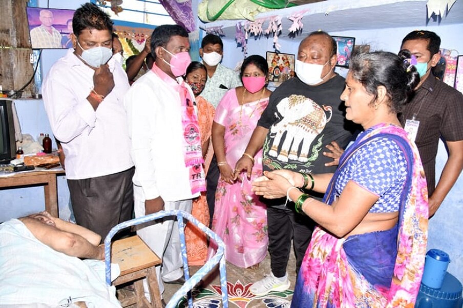  హుజురాబాద్ ఉప ఎన్నికలకు సమయం దగ్గరపడుతున్న వేళ నేతల విసృత పర్యటన,[object Object],చేస్తున్నారు..ముఖ్యంగా అధికార పార్టీ నిత్యం మంత్రులు గంగుల కమలాకర్‌తో పాటు కొప్పుల ఈశ్వర్‌లను నియోజకవర్గంలో అందుబాటులో ఉంచగా..బీజేపి అభ్యర్థి ఈటల రాజేందర్ సైతం ఆసుపత్రి నుండి డిశ్చార్జి అయిన అనంతరం ఆయన నియోజకవర్గానికి చేరుకున్నారు.