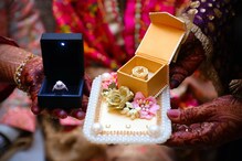 Gold: తగ్గిన బంగారం, భారీగా తగ్గిన వెండి. నగలు కొనుక్కోవడానికి ఇది సరైన టైమేనా? Gold: తగ్గిన బంగారం, భారీగా తగ్గిన వెండి. నగలు కొనుక్కోవడానికి ఇది సరైన టైమేనా?