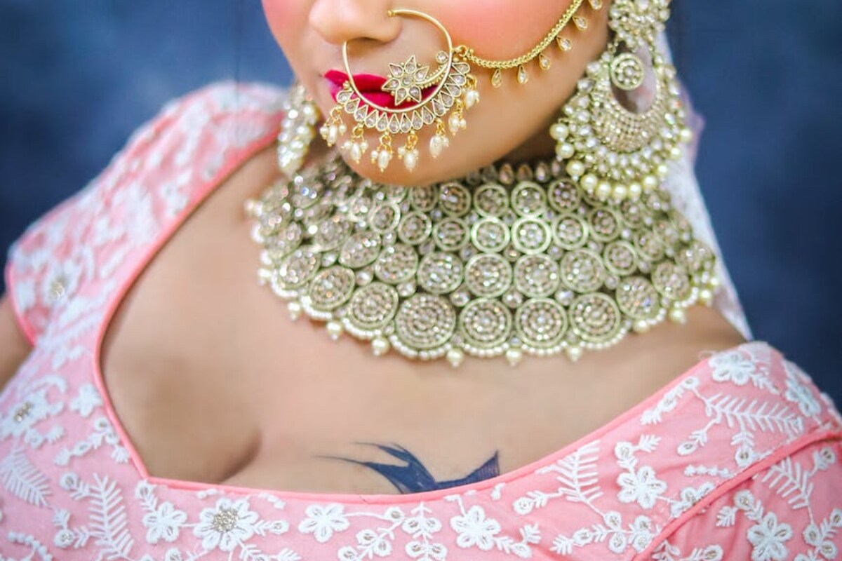  ఈ సంవత్సరం ఏప్రిల్ 1 నుంచి బంగారం ధరల్లో పెరుగుదల ఉంది. మార్చి 31న 22 క్యారెట్ల నగల బంగారం 10 గ్రాములు రూ.41,100 ఉండగా... 127 రోజుల్లో రూ.3,500 పెరిగింది. అలాగే... 24 క్యారెట్ల ప్యూర్ పెట్టుబడుల గోల్డ్ 10 గ్రాములు మార్చి 31న రూ.44,840 ఉండగా... 127 రోజుల్లో అది రూ.3,820 పెరిగింది. దీన్ని బట్టీ... 4 నెలలుగా బంగారం ధరలు పెరుగుతూనే ఉన్నాయని మనం అర్థం చేసుకోవచ్చు. తాజా ధరలు ఎలా ఉన్నాయో చూద్దాం. (ప్రతీకాత్మక చిత్రం)