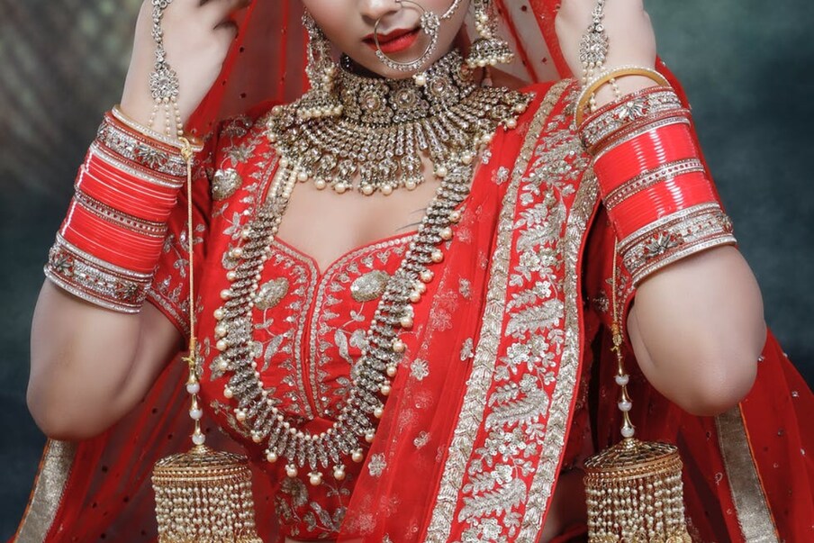 Gold Price: బంగారం ధరలు పెరుగుతున్నాయా... తగ్గుతున్నాయా అనేది మనం వారమో, పది రోజులో కాకుండా... కొన్ని నెలలుగా ట్రెండ్ ఎలా ఉందో చూసుకోవాలి. దాన్ని బట్టీ నగలు కొనుక్కోవాలో, వద్దో డిసైడ్ అవ్వాలి. ఎందుకంటే... తక్కువ ధర ఉన్నప్పుడు కొనుక్కుంటే... కనీసం ఒకటో, రెండు గ్రాములో ఎక్కువ బంగారం సొంతమవుతుంది. అదే ధర ఎక్కువ ఉన్నప్పుడు కొనుక్కుంటే... ఎక్కువ రేటుకి కొనుక్కున్నామనే బాధాకరమైన ఫీలింగ్ జీవితాంతం ఉంటుంది. కష్టపడి సంపాదించే సొమ్ము కదా... కాబట్టి... మనం దాన్ని జాగ్రత్తగా ఖర్చు చేస్తాం. మరి ఆ రకమైన మంచి విశ్లేషణ ఇప్పుడు చేద్దాం. (ప్రతీకాత్మక చిత్రం)