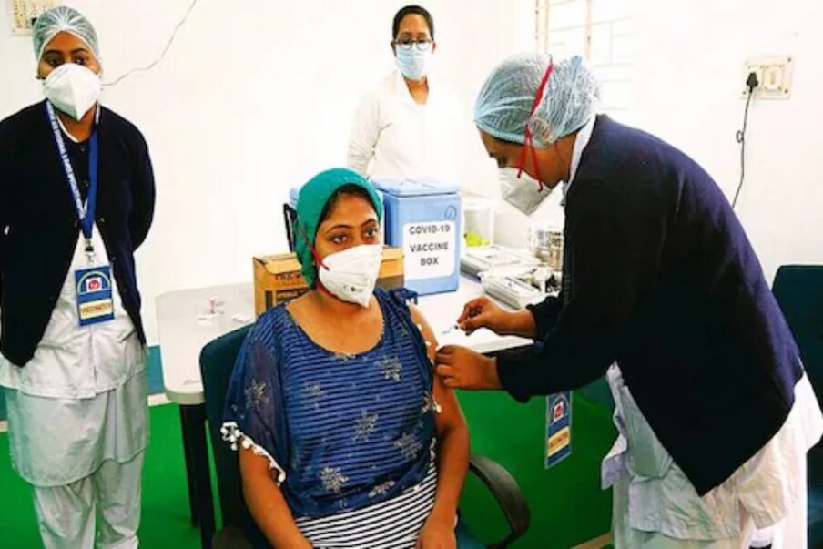  కేరళలోనూ కోవిడ్ కేసులు తగ్గుముఖం పడుతున్నాయి. నిన్న కేరళలో 6,580 కేసులు నమోదయ్యాయి. మహారాష్ట్రలో వెయ్యి లోపే కేసులు వచ్చాయి. నిన్న మహారాష్ట్రలో 1,145 మందికి పాజిటివ్ వచ్చింది. ఐతే 8 రాష్ట్రాలు/కేంద్ర పాలిత ప్రాంతాల్లో మాత్రం యాక్టివ్ కేసులు పెరుగుతున్నాయి. (ప్రతీకాత్మక చిత్రం)