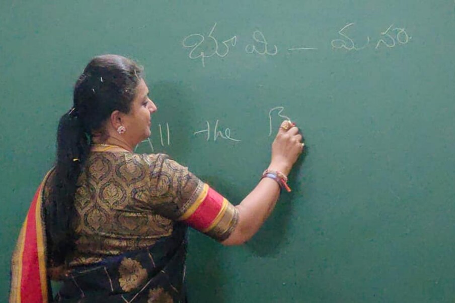  GT హేమంత్ కుమార్, తిరుపతి ప్రతినిధి, న్యూస్18          MLA Roja: వైసీసీ ఎమ్మెల్యే రోజాకు (YCP MLA Roja) ఫైర్ బ్రాండ్ గా గుర్తింపు ఉంది. అంతే కాదు ఆమె మల్టీ టాలెంట్ కూడా.. ఇప్పటికే ఎన్నో బాధ్యతల్లో ఇమిడిపోయారు. రాజకీయ నేతగా, హీరోయిన్ గా.. సాధారణ గ్రృహిణిగా, టీవీ యాంకర్ గా.. జబర్దస్త్ (Jabardasth)లాంటి ఈవెంట్లకు జడ్జ్ గా.. ఇలా చెప్పుకుంటూ పోతే చాలా లిస్టే అవుతుంది. తాజాగా ఆమె టీచర్ (Teacher)అవతారం ఎత్తారు.