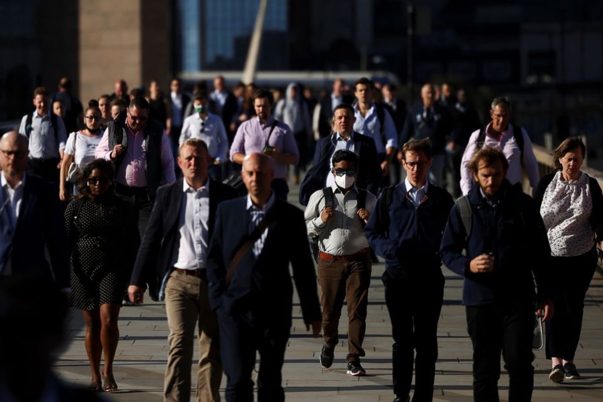  ఇండియాలో మళ్లీ కరోనా కేసులు పెరుగుతుండటం ఆందోళన కలిగిస్తోంది. ముఖ్యంగా కేరళలో పరిస్థితి బాగోలేదు. అక్కడ తాజాగా దేశంలోనే అతి ఎక్కువగా 22వేలకు పైగా కేసులు వచ్చాయి. ఆ తర్వాత మహారాష్ట్రలో 9వేలకు పైగా వచ్చాయి. ఇది థర్డ్ వేవే అని చాలా మంది అంటున్నారు. సమస్యేంటంటే... రికవరీ కేసుల కంటే కొత్త కేసులు ఎక్కువ అవుతున్నాయి. ఫలితంగా యాక్టివ్ కేసుల సంఖ్య పెరుగుతోంది. ఇది ఆందోళన కలిగించే అంశం. 11 రోజులుగా పాజిటివిటీ రేటు 11 శాతం కంటే ఎక్కువగా ఉంది. సో, మనం జాగ్రత్తగా ఉండాల్సిందే అని ఈ లెక్కలు చెబుతున్నాయి. (image credit - twitter - reuters)