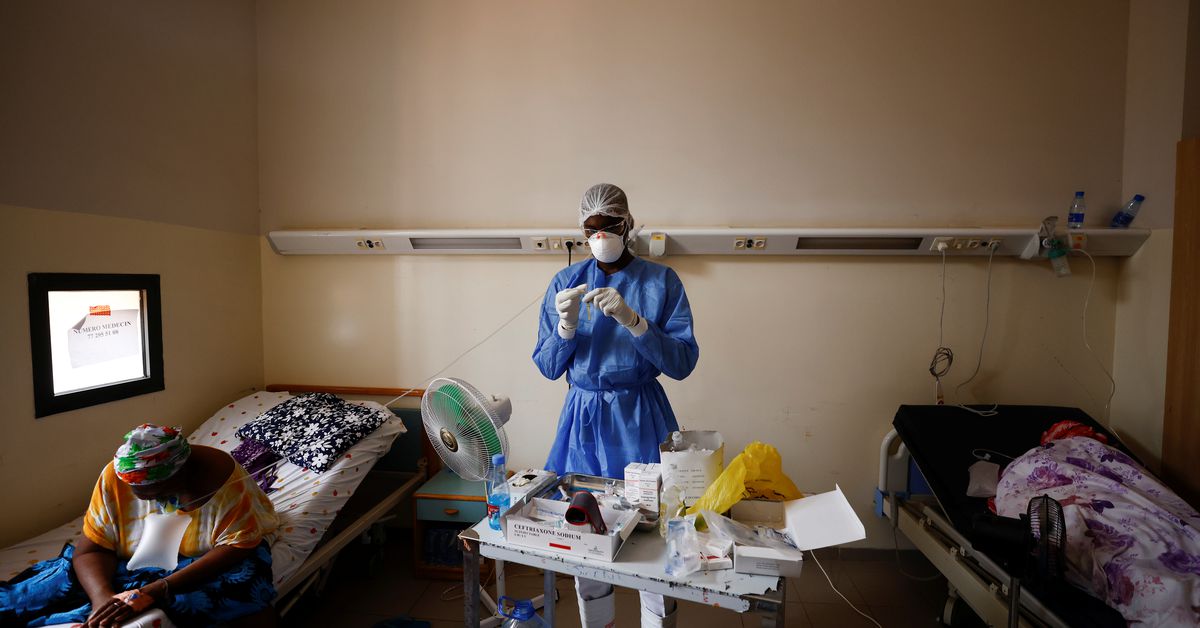  ఇండియాలో మరో కొత్త కరోనా వేరియంట్ బయటపడింది. అది కూడా ఆల్ఫా, డెల్టా లాంటిదే. పేరు ఈటా. దీన్ని మరో రకంగా B.1.525 అని పిలుస్తున్నారు. ప్రస్తుతం డెల్టా వేరియంట్ 135కి పైగా దేశాల్లో ఉంది. ఐతే... దుబాయ్ నుంచి భారత్ వచ్చిన ఓ వ్యక్తిలో ఈటా వేరియంట్‌ని గుర్తించారు. అతని ద్వారా అది ఇంకా ఎవరికైనా చేరిందా అన్నది గమనిస్తున్నారు. ప్రస్తుతం దేశంలో నమోదవుతున్న కేసుల్లో 77 శాతం డెల్టావే. ఈటా కొత్తదేమీ కాదు. మార్చి 5 నాటికి అది 23 దేశాలకు విస్తరించింది. దీన్ని 2020 డిసెంబర్‌లో బ్రిటన్, నైజీరియాలో చూశారు. (image credit - twitter - reuters)