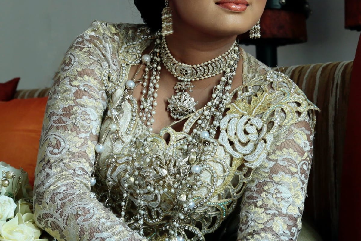  Silver Price 7-8-2021: వెండి ధర నిన్న కొద్దిగా తగ్గింది. గత 10 రోజుల్లో 6 సార్లు తగ్గగా... 3 సార్లు పెరిగింది. 1 సారి స్థిరంగా ఉంది. ఈ ఉదయానికి (మార్కెట్ ప్రారంభ సమయానికి ముందు) వెండి ధర 1 గ్రాము రూ.71.70 ఉంది. అదే... 8 గ్రాములు (తులం) కావాలంటే ధర రూ.573.60 ఉంది. 10 గ్రాములు కావాలంటే... ధర రూ.777 ఉంది. 100 గ్రాములు ధర రూ.7,170 ఉండగా... కేజీ వెండి ధర... రూ.71,700 ఉంది. నిన్న కేజీ వెండి ధర రూ.600 తగ్గింది. ఏప్రిల్ 1న వెండి ధర కేజీ రూ.67,300 ఉంది. ఇప్పుడు రూ.71,700 ఉంది. అంటే 127 రోజుల్లో వెండి ధర రూ.4,400 పెరిగినట్లు లెక్క. (ప్రతీకాత్మక చిత్రం)