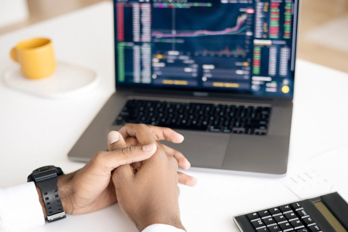  స్టాక్ మార్కెట్లు: అమెరికాలో మళ్లీ రోజూ లక్షకు పైగా కరోనా కేసులు వస్తుండటంతో... ఒక్కసారిగా ప్రపంచ దేశాలన్నీ ఉలిక్కిపడ్డాయి. ఈ కరోనా ఇప్పట్లో వదలదు... ఇక మన జీవితాలు ఇంతే అనే నిరాశ... ప్రపంచ దేశాల ప్రజల్లో వచ్చేసింది. దాంతో... అంతర్జాతీయంగా స్టాక్ మార్కెట్లలో పెట్టుబడుల్ని వెనక్కి తీసేసుకుంటున్నారు. దాంతో అవి నిన్న కుప్పకూలాయి. ఇండియాలోని స్టాక్ మార్కెట్లపైనా ఆ ప్రభావం పడింది. నిన్న సెన్సెక్స్ 215 పాయింట్లు, నిఫ్టీ 56 పాయింట్లు నష్టపోయాయి. అంటే... ఇన్వెస్టర్లు రూ.2లక్షల కోట్లు వెనక్కి తీసేసుకున్నారని అనుకోవచ్చు. ఇండియాలో కరోనా పెరిగితే... స్టాక్ మార్కెట్లు మరింత నష్టాల్లోకి వెళ్లే ప్రమాదం ఉంది. ప్రస్తుతానికి మళ్లీ కోలుకునే ఛాన్స్ కొంతవరకూ ఉన్నా... కరోనా పెరిగితే మాత్రం... ఇన్వెస్టర్లు షేర్లను అమ్మేసుకునే ఛాన్స్ కూడా ఉంది. ఇలాంటి సమయంలో... నిఫ్టీ 50 తరహా కంపెనీలు మాత్రమే కాస్త గట్టెక్కగలవని అంచనా వేస్తున్నారు నిపుణులు. (ప్రతీకాత్మక చిత్రం)