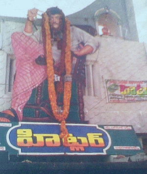  తీరా విడుదల సమయం రానే వచ్చింది. అక్కడ విడుదలకు ముందు రోజు రాత్రి హైదరాబాద్‌కు ఓ సిడి వచ్చింది. అందులో హిట్లర్ సినిమాను చూడాలంటూ నిర్మాత ఎడిటర్ మోహన్.. ప్రముఖ రైటర్ మరుధూరి రాజాకు చెప్పారు. ఓ అసిస్టెంట్ డైరెక్టర్, రాజా అతడి భార్య కలిసి ఓ హోటల్‌లో హిట్లర్ సినిమాను చూసారు. చూసి దాన్ని తెలుగులో చేస్తే బ్లాక్‌బస్టర్ అవుతుందని చెప్పారు.,[object Object]